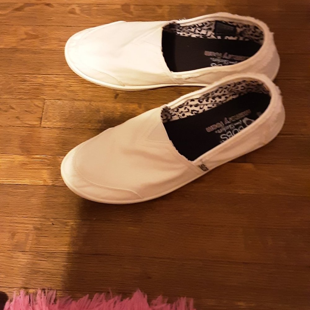 Bob's Size 9 white